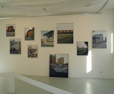 Blick in die Ausstellung im aut – Raum 2: 27 Projekte entlang der Themen Oberfläche, Materialität, Farbe, Fassaden und Dächer,  Bildnachweis: © Werner Feiersinger