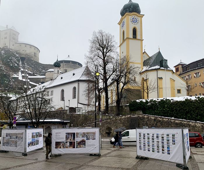 Ausstellung "Neues Bauen in Tirol 2022" am Oberen Stadtplatz in Kufstein