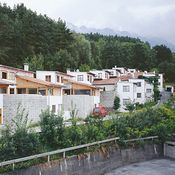 Vier der in der Ausstellung gezeigte Bauten von Norbert Fritz (Haus Fritz, Siedlung Pumpligahn, Gemeindezentrum Strass im Zillertal, Ausflugsgasthaus "Badl Alm")