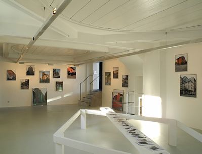 Blick in die Ausstellung im aut – Raum 2: 27 Projekte entlang der Themen Oberfläche, Materialität, Farbe, Fassaden und Dächer,  Bildnachweis: © Werner Feiersinger