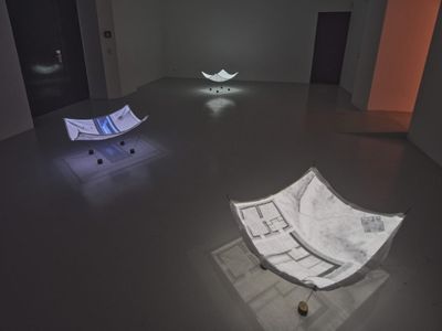 Blick in die Ausstellung - Projektionen auf fragile textile Elemente