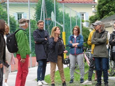 "Neue Lernräume in alter Substanz" – Eine Fahrrad-Tour mit Barbara Poberschnigg zu transformierten Schulen in Innsbruck