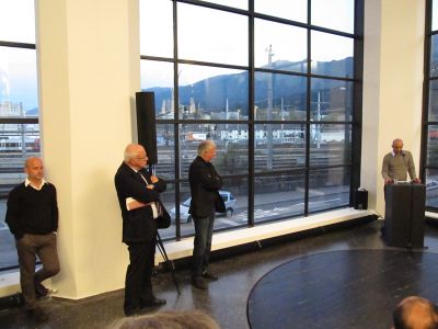 Ausstellungseröffnung und Feier "20 Jahre aut" – Kurzvorträge von Herwig van Staa (Landtagspräsident) und Arno Ritter (Leiter aut. architektur und tirol) und ein rauschendes Fest bis spät in die Nacht