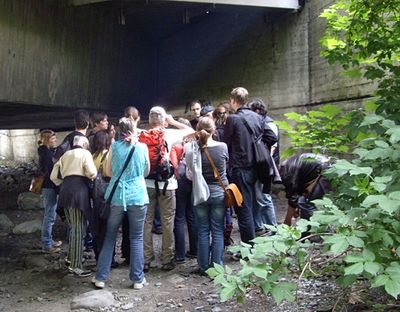 Stadtspaziergang ins "fremde" Innsbruck – Jussuf Windischer (Leiter Caritas Integrationshaus) führte zu "Orten der Not".