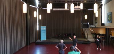 "Bildung braucht Raum" – Eine Bus-Tour mit Hannes Wiesflecker nach St. Johann und Kufstein