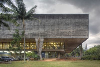 Vilanova Artigas, Institutsgebäude der Architekturfakultät FAU an der Staatsuniversität USP Universidade de São Paulo, 1961–65 (gem. mit Carlos Cascaldi)