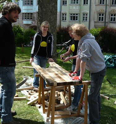 "Architektur die brennt" – Im Innsbrucker Waltherpark bauen StudentInnen neue Ansichtsexemplare.