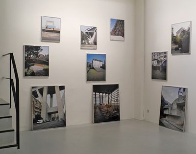 Blick in die Ausstellung im aut – Raum 3: 46 Projekte entlang der Themen Konstruktion, Struktur, Plastizität, Wohnhäuser und Wohnquartiere, Bildnachweis: © Werner Feiersinger