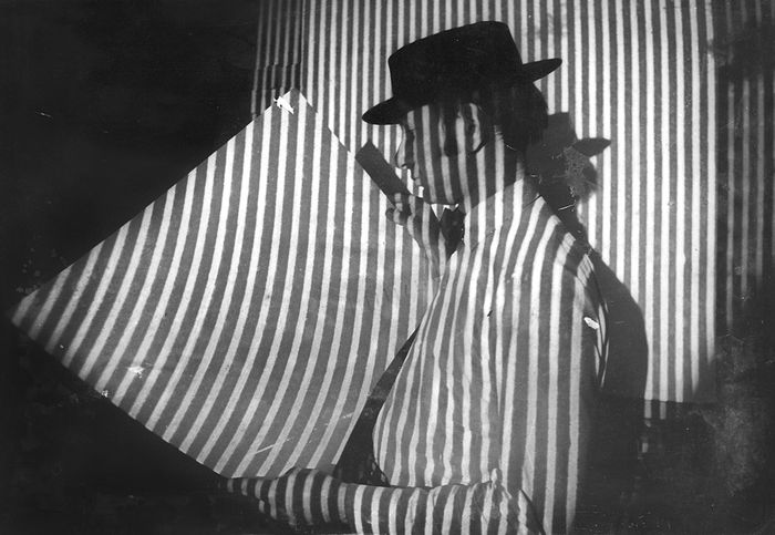 Hans-Walter Müller in einer seiner Projektionen, 1963