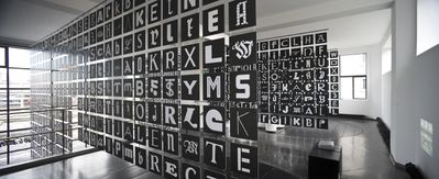 Installation "andreas uebele: alphabet innsbruck" im aut