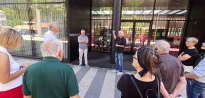 "Bildung braucht Raum" – Eine Bus-Tour mit Hannes Wiesflecker nach St. Johann und Kufstein