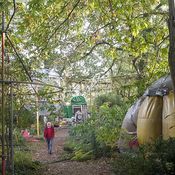 Garten mit "Raumstruktur", "Klangstruktur mit Resonanzkugel" und Atelierhaus, La Ferté-Alais