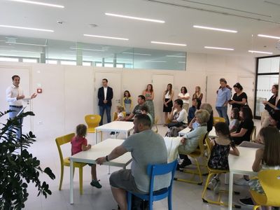 "Volksschule Fügenberg" – Führung mit dem Architekten Christian Öller durch die 2018 fertiggestellte Schule in der Gemeinde Fügenberg – in Kooperation mit Dorferneuerung Tirol