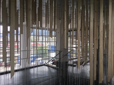 Aufbau der Installation "Viel TamTam um Nichts" im aut
