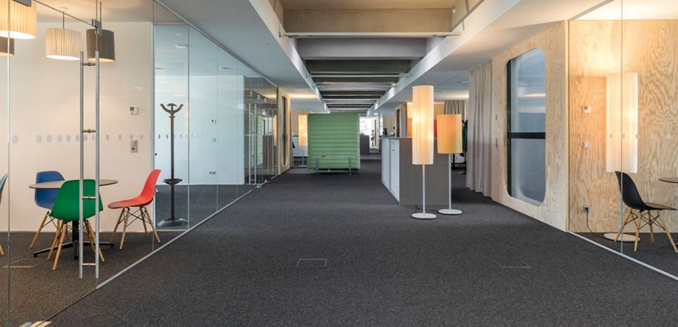 Innenansicht Büroaufbau Empl  © A. Springer