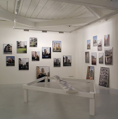 Blick in die Ausstellung im aut – Raum 3: 46 Projekte entlang der Themen Konstruktion, Struktur, Plastizität, Wohnhäuser und Wohnquartiere, Bildnachweis: © Werner Feiersinger