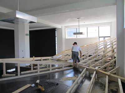 Ausstellungsaufbau - Tag 2: Die Unterkonstruktion wächst beständig