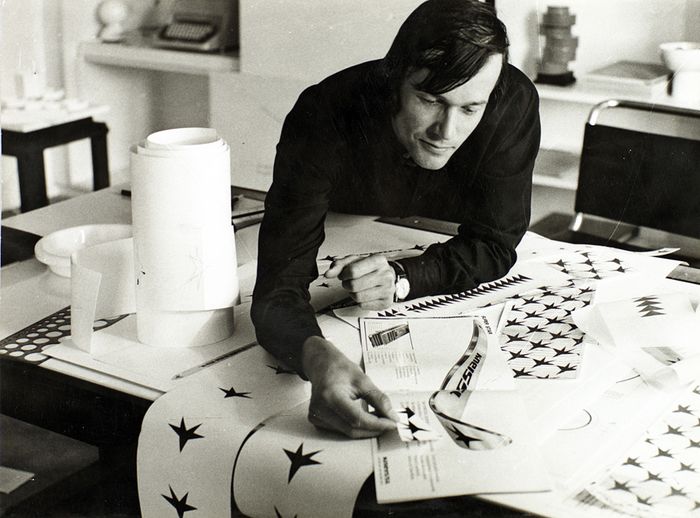 Egon Rainer bei der Arbeit am Design des Kneissl Ski,  um 1970