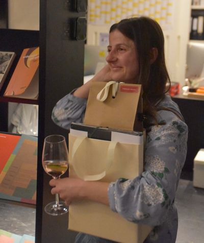 Abschiedsgeschenk an Nina Hütter, die das aut verlässt im März