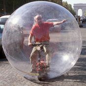 Hans-Walter Müller mit seinem Elektroroller im „Ballon transparent“ bei einer Fahrt durch das Stadtzentrum von Paris anlässlich des Weltumwelttages, 2001