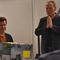 Elias Walch (aktueller Obmann des aut) und Helmut Reitter (Gründungsobmann des damaligen Architekturforum Tirol) gratulieren Arno Ritter zum 30-jährigen Dienstjubiläum