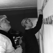 Lars Müller und Jaspar Morrison bei der Arbeit an der Wand für das Buch „A Book of Things“, 2015