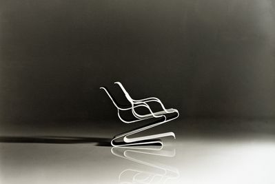 Egon Rainer, Prototyp eines stapelbaren Freischwingers mit und ohne Armlehne, ausführbar aus veredeltem Federstahl, Aluminium oder Schichtholz Entwurf 1966, publiziert in Domus 1971