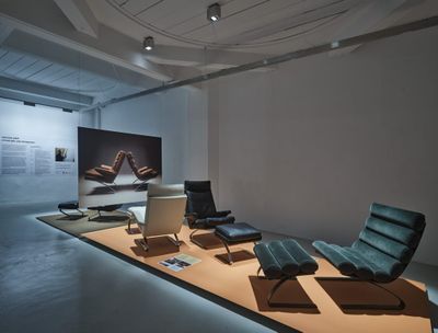 Blick in die Ausstellung "Reinhold Adolf: Schwingen und Entspannen" im aut