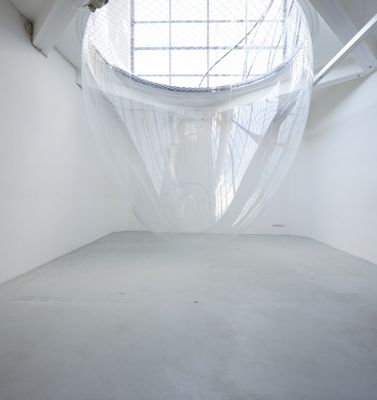 Blick in die Ausstellung "Splined Spheres" im aut