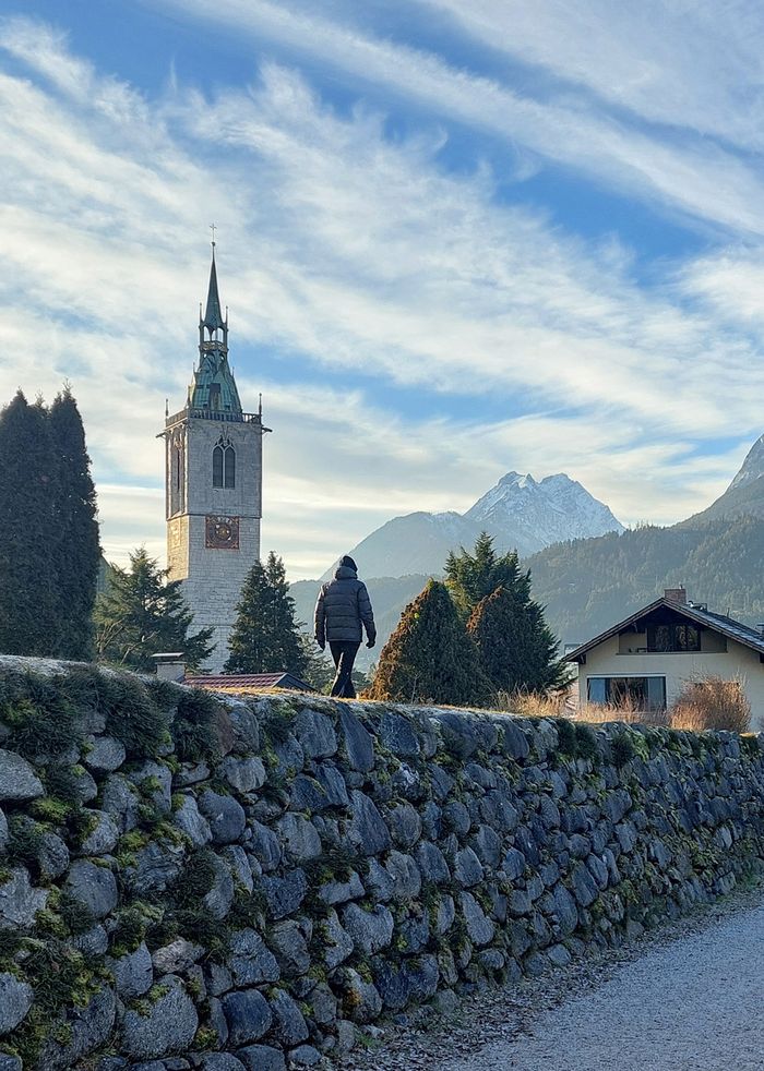 Spaziergänger am Schutzbau des Lahnbaches, Schwaz