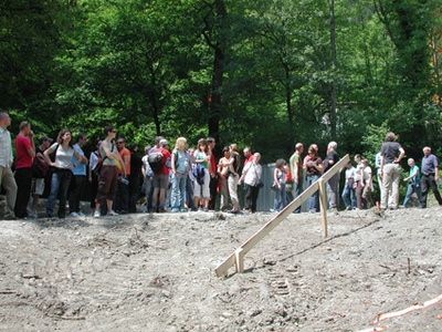 Architekturtage 2006, Tag 2: Baustelle Innsbrucker Nordkettenbahnen Neu – Ein geführter Spaziergang vom Alpenzoo bis zum Congress bot die Möglichkeit, sich vor Ort ein Bild über die Trassenführung und Baustellen der Stationen von Zaha Hadid für die „Innsbrucker Nordkettenbahnen neu“ zu machen.