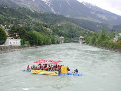 Architekturtage 2006, Tag 2: Die Stadt vom Inn - Floßfahrt – Floßfahrt von Kranebitten nach Hall – eine seltene Gelegenheit, Innsbruck vom Fluß aus wahrzunehmen.