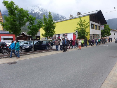 „Alte Mauern – Neue Zeiten“, „Architekturkarawane“ bei der Führung in Telfs mit Raimund Wulz und Hubert Weiler-Auer
