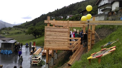 Architekturtage 2016 in Tirol – Besichtigung des FREIraum in Fliess – eine von SchülerInnen gebaute Freiklasse mit gemeinsam mit Studierenden der Innsbrucker Architekturfakultät entwickelten "Freigeist"-Prototypen
