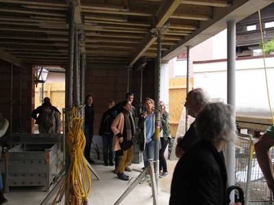 Architekturtage 2016 in Tirol – Baustellenbesichtigung in St. Johann in Tirol im Rahmen des Spaziergangs "Begegnungszonen: Kulturraum – Werkraum – Gemeinderaum" mit Monika Gogl, Carlo Chiavistrelli und Hans Oberlechner