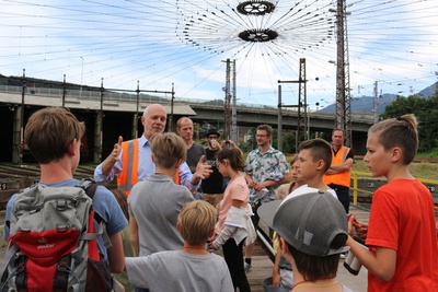 "Ich seh', ich seh', was du nicht siehst!" Eine Stadtteilführung von Kindern für Kinder – Auf der Drehscheibe