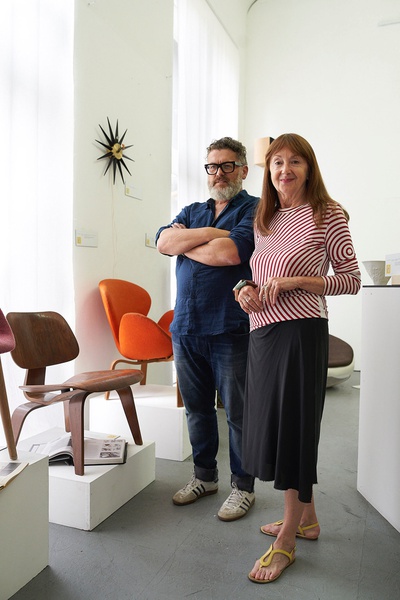 Zu Gast bei openspace.innsbruck und der Sammlung Manfred Billa (im Bild mit der Designfachfrau Gerti Draxler vom Dorotheum Wien)