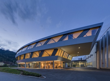 Bürogebäude Geislinger,
Architektur: Atelier Volkmar Burgstaller, Salzburg,
Lichtplanung und Umsetzung: Bartenbach lighting Solutions