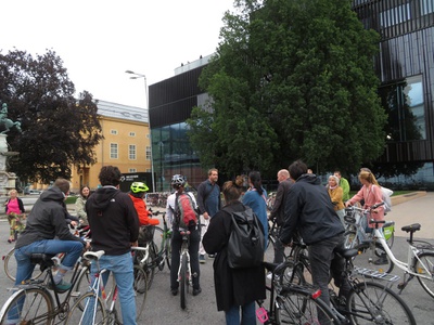 "Von der Gang- zur Clusterschule" – Eine Fahrrad-Tour mit Eric Sidoroff zu Schultypologien der vergangenen 100 Jahre in Innsbruck