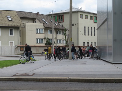 "Neue Lernräume in alter Substanz" – Eine Fahrrad-Tour mit Barbara Poberschnigg zu transformierten Schulen in Innsbruck