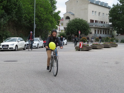 "Neue Lernräume in alter Substanz" – Eine Fahrrad-Tour mit Barbara Poberschnigg zu transformierten Schulen in Innsbruck