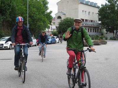 "Neue Lernräume in alter Substanz" – Eine Fahrrad-Tour mit Barbara Poberschnigg zu transformierten Schulen in Innsbruck