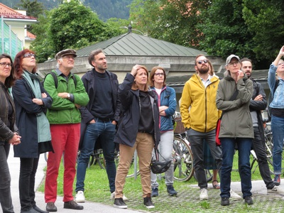 "Neue Lernräume in alter Substanz" – Eine Fahrrad-Tour mit Barbara Poberschnigg zu transformierten Schulen in Innsbruck