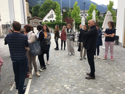 "Räume für die Kleinsten" – Eine Bus-Tour mit Elias Walch zu Kinderkrippen und Kindergärten in und um Innsbruck