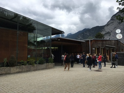"Räume für die Kleinsten" – Eine Bus-Tour mit Elias Walch zu Kinderkrippen und Kindergärten in und um Innsbruck