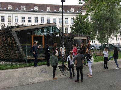 "Räume für die Kleinsten" – Eine Bus-Tour mit Elias Walch zu Kinderkrippen und Kindergärten in und um Innsbruck