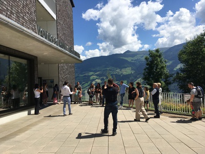 "Volksschule Fügenberg" – Führung mit dem Architekten Christian Öller durch die 2018 fertiggestellte Schule in der Gemeinde Fügenberg – in Kooperation mit Dorferneuerung Tirol