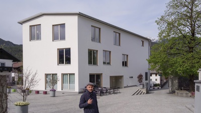 Martin Scharfetter vor dem „Haus für Kinder“ in Inzig, 
das er 2014 gemeinsam mit Rober Rier realisierte