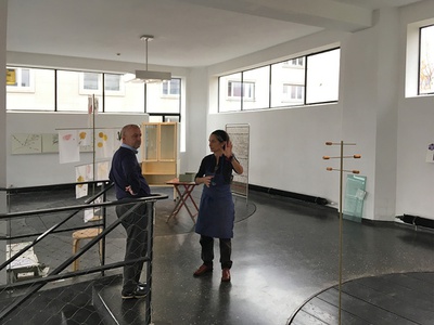 Carmen Müller mit Arno Ritter beim Ausstellungsaufbau im aut