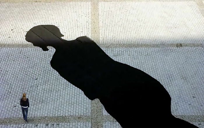 Referenzbild Kathrin Aste "Schatten der Schutzgöttin am Architekturgebäude"